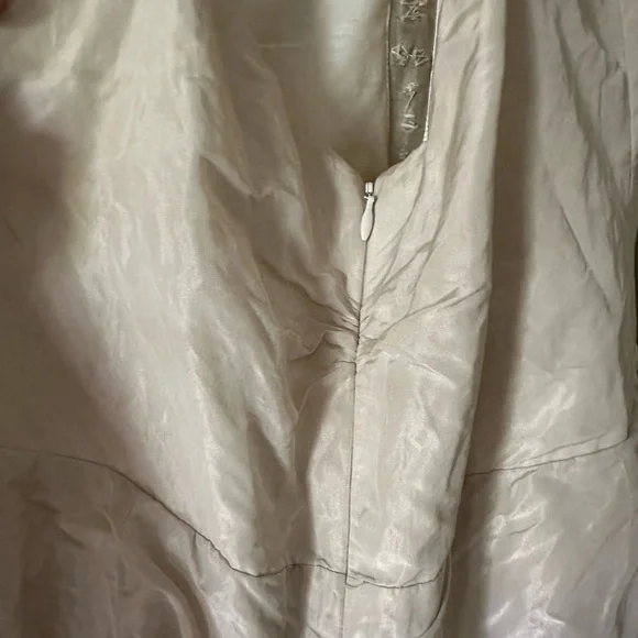 This is a Nicole Miller wedding dress, size 10. It wants to get married again! - Picture 6 of 17